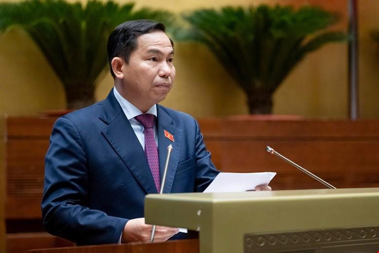 Chủ nhiệm Ủy ban Tài chính, Ngân sách Lê Quang Mạnh báo cáo thẩm tra về dự thảo Nghị quyết. Chủ nhiệm Ủy ban Tài chính, Ngân sách Lê Quang Mạnh báo cáo thẩm tra về dự thảo Nghị quyết.