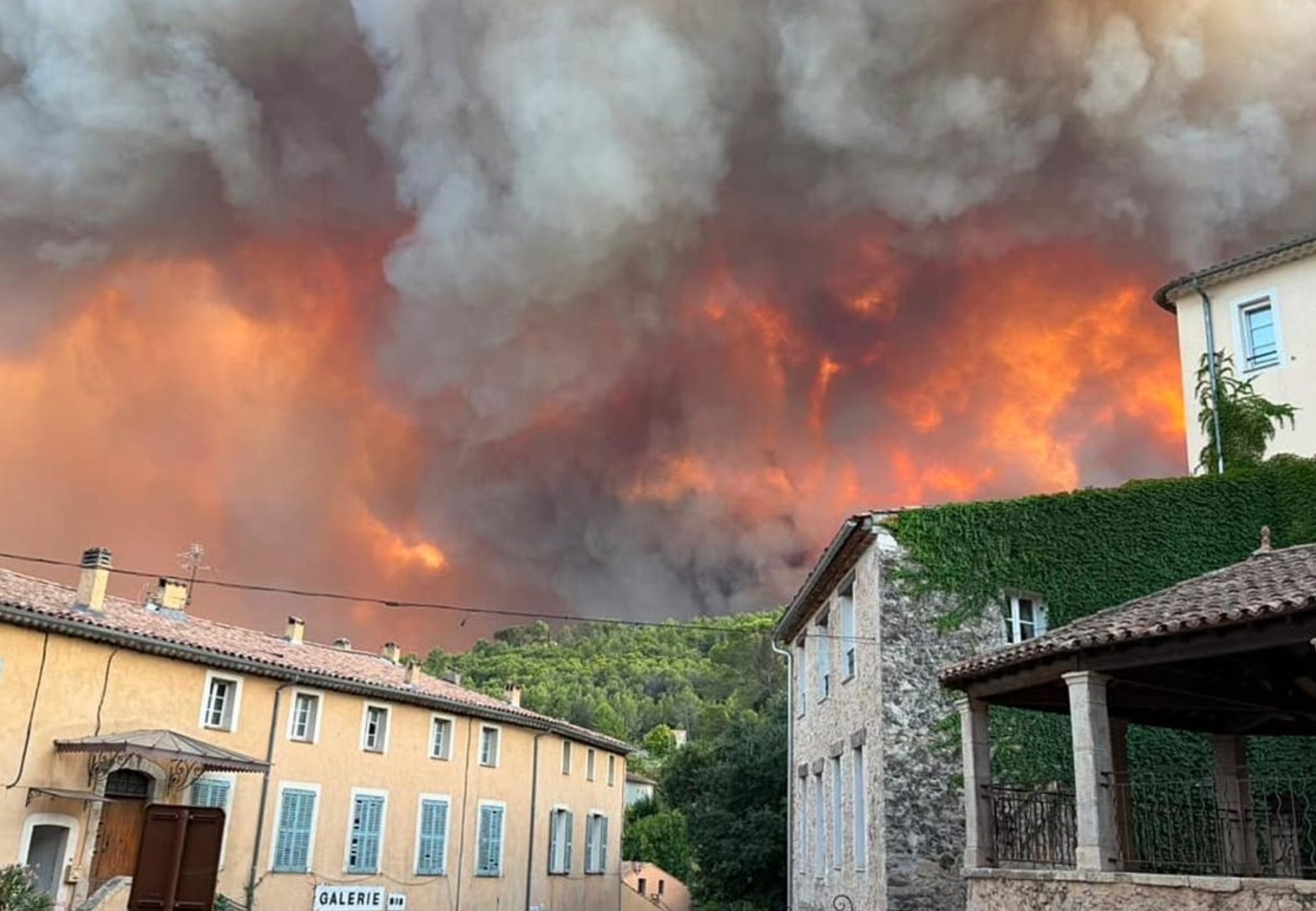 Incendies en France : 44 000 hectares brûlés et 128 personnes interpellées