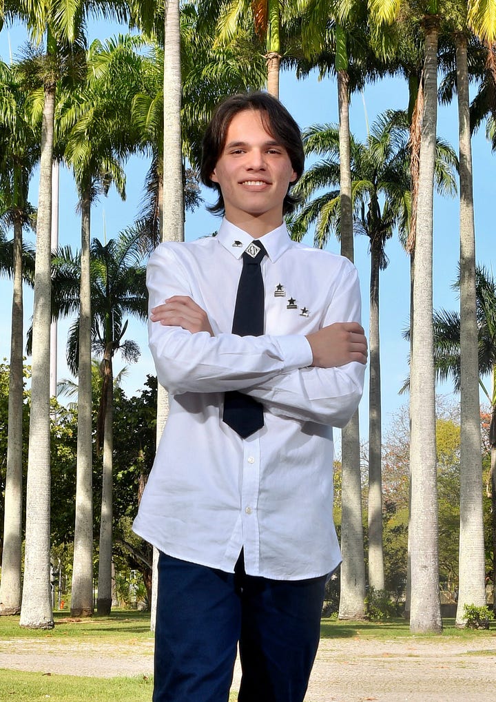 um formando fotografado com um corte bem mais aberto e outra foto mais fechada
