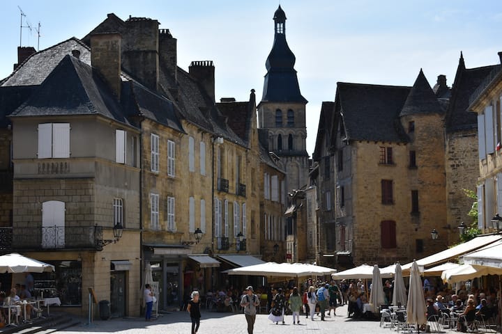 image 32 of 59, The Famous food market of Sarlat