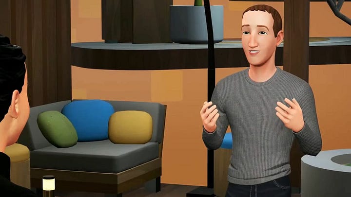 uma imagem de um homem sentado no sofá, usando o apple vision pro e vendo uma tela com uma imagem grande e em alta resolução na sua frente. ao lado, uma imagem do avatar de mark zuckerberg, em uma das entrevistas que ele deu "dentro do metaverso"
