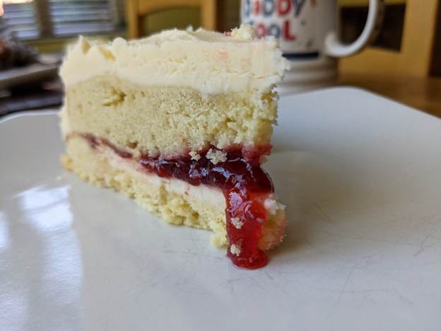 A piece of cake with jam on a plate

AI-generated content may be incorrect.