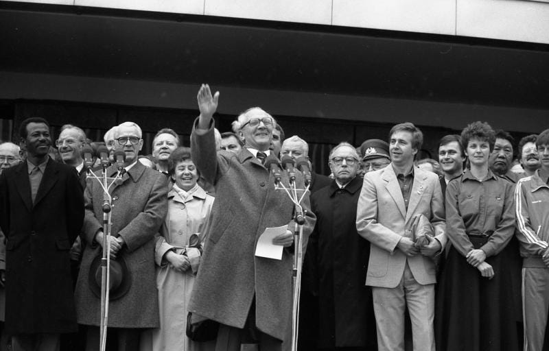 File:Bundesarchiv Bild 183-1986-0505-329, Berlin, XI.Parteitag der SED, FDJ-Manifestation.jpg