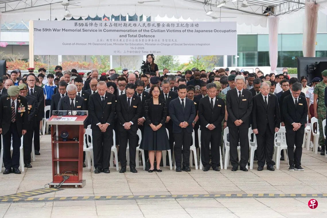 星期天举行的悼念日本占领时期死难人民祭礼暨全面防卫日纪念活动上,活动主宾教育部长李智陞(前排右五)带领与会者,为本地日据时期死难者进行一分钟默哀。其他出席者包括:国防部全面防卫与联系署署长陈凌慧(左四)、中华总商会会长高泉庆(右四)、总商会副会长吴绍均(左三)和林福星(左二),宗乡总会会长蔡其生(左一),以及新加坡工商联合总会主席张松声(右二)等人。 (李冠卫摄) 星期天举行的悼念日本占领时期死难人民祭礼暨全面防卫日纪念活动上,活动主宾教育部长李智陞(前排右五)带领与会者,为本地日据时期死难者进行一分钟默哀。其他出席者包括:国防部全面防卫与联系署署长陈凌慧(左四)、中华总商会会长高泉庆(右四)、总商会副会长吴绍均(左三)和林福星(左二),宗乡总会会长蔡其生(左一),以及新加坡工商联合总会主席张松声(右二)等人。 (李冠卫摄)