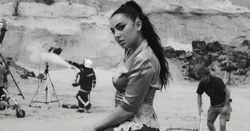 Charli XCX dirige clipe Camera, com Vincent Cassel Charli XCX dirige clipe Camera, com Vincent Cassel