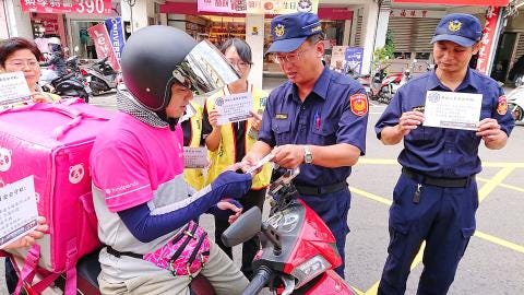 Uber與Foodpanda外送箱出現在台北街頭|來源:Bill Chen / Taipei Times Uber與Foodpanda外送箱出現在台北街頭|來源:Bill Chen / Taipei Times