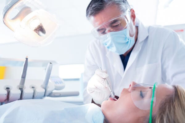 A importância do atendimento odontológico em tempos de crise - Revista  ImplantNewsPerio