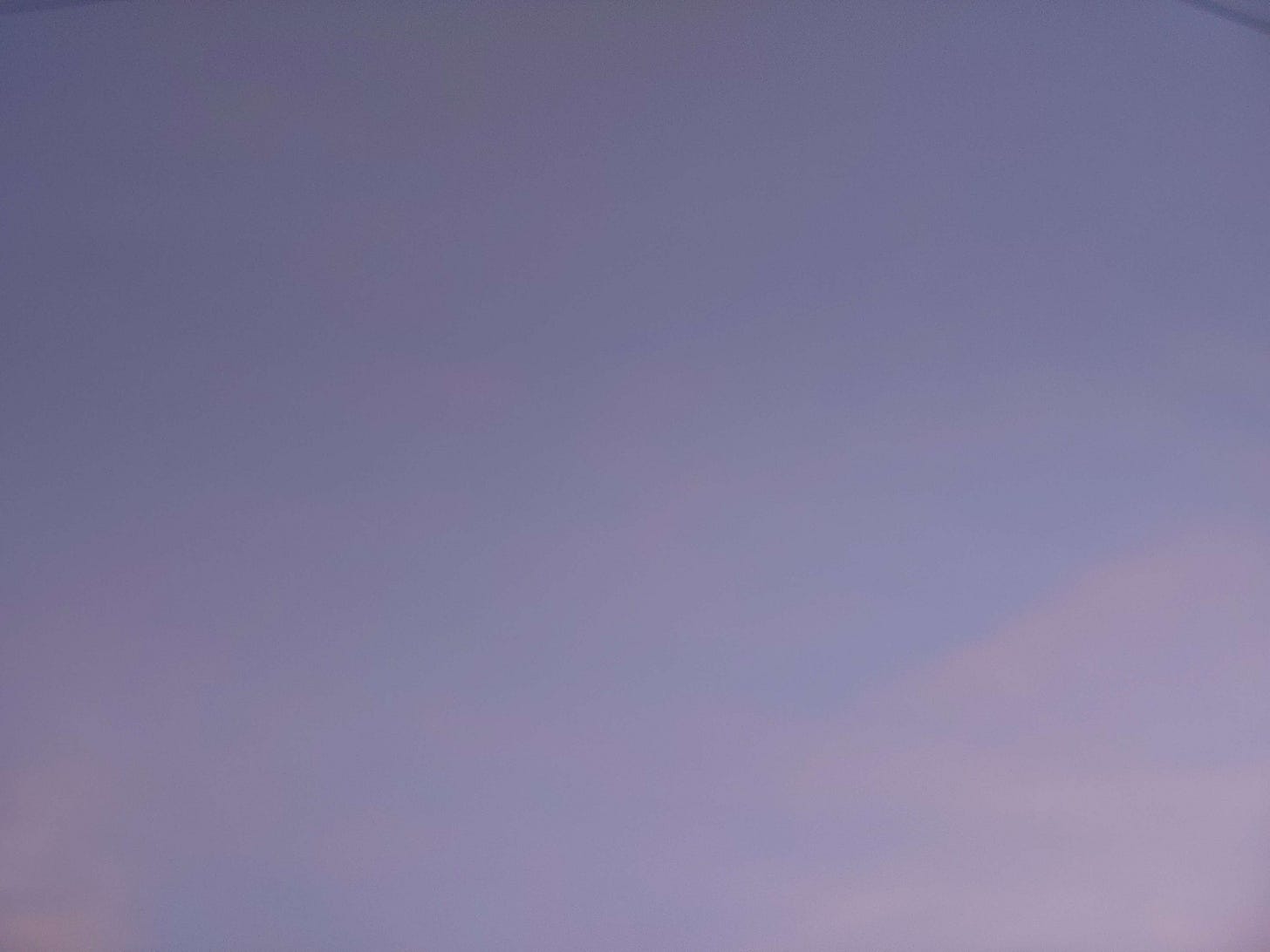 午前4時の空の写真。少しだけ赤みのかかった薄紫色と薄い青色のまだら模様