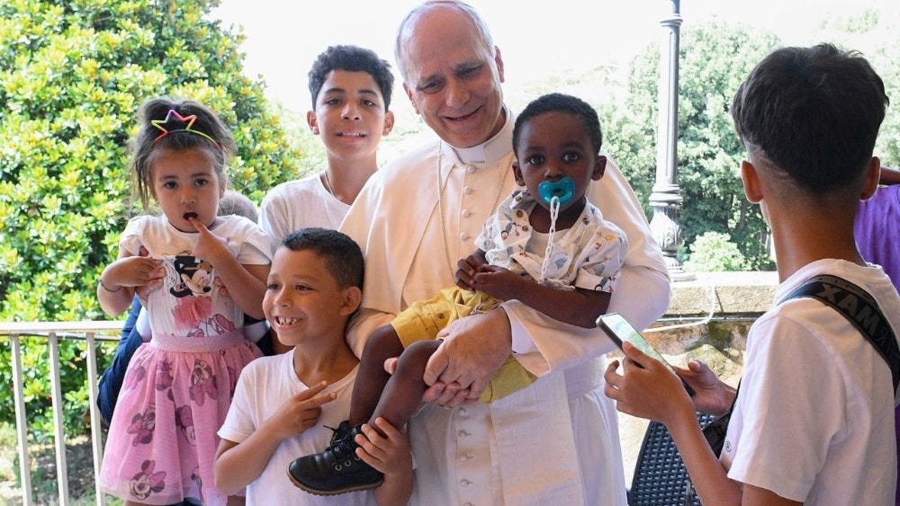 教皇レオ14世と子どもたち　2025年8月17日　カステルガンドルフォでの昼食会で