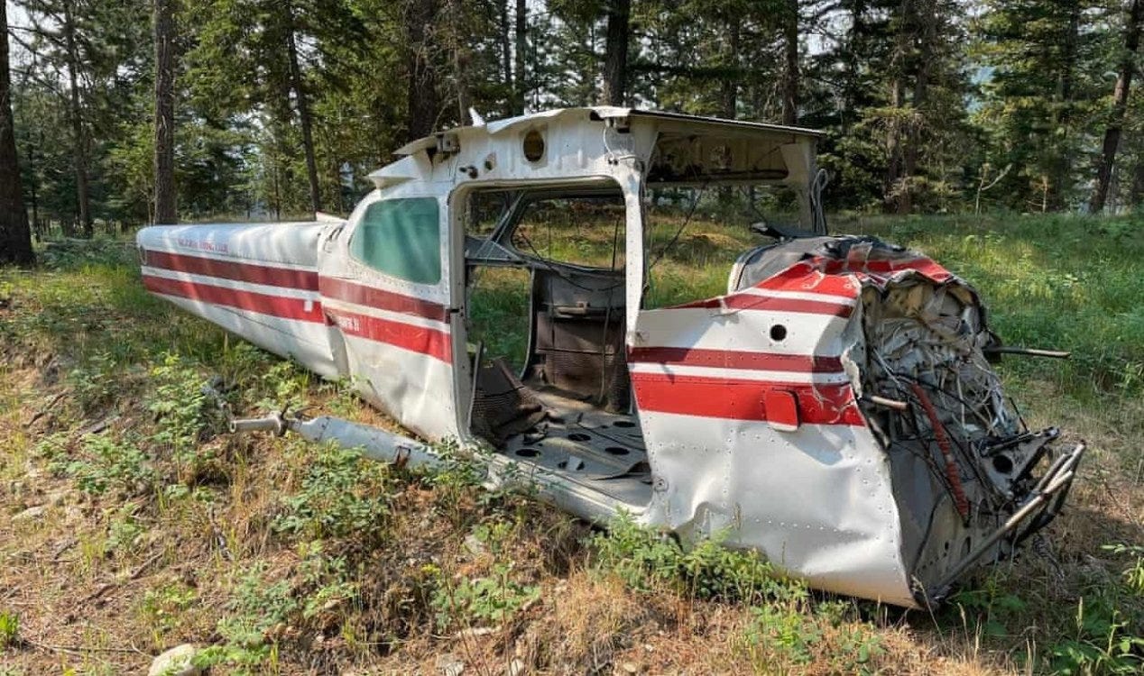 Polícia fica perplexa com a descoberta de um velho avião destruído no deserto canadense. Polícia fica perplexa com a descoberta de um velho avião destruído no deserto canadense.