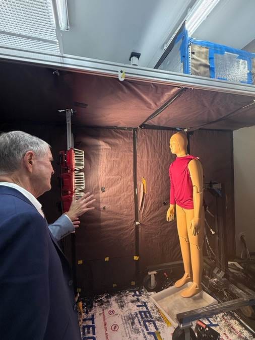 A person looking at a mannequin

AI-generated content may be incorrect.