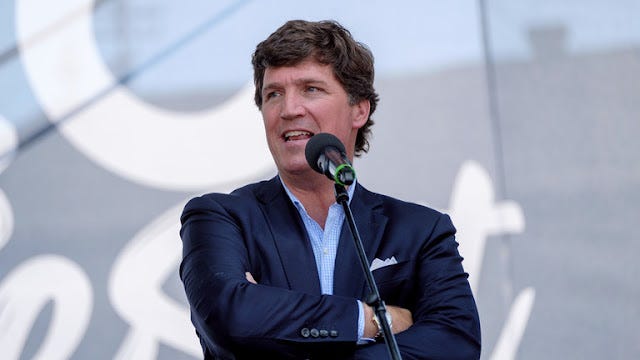 Miért tudott Tucker Carlson egy olyan óriás maradni, akit a birodalmi média nem tud lenyomni a földre? 
