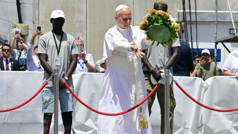 Pope casts flowers in sea in tribute to drowned migrants during Canary visit Pope casts flowers in sea in tribute to drowned migrants during Canary visit
