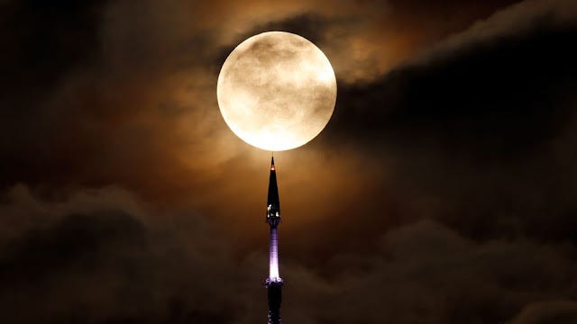 5. Uma superlua cheia