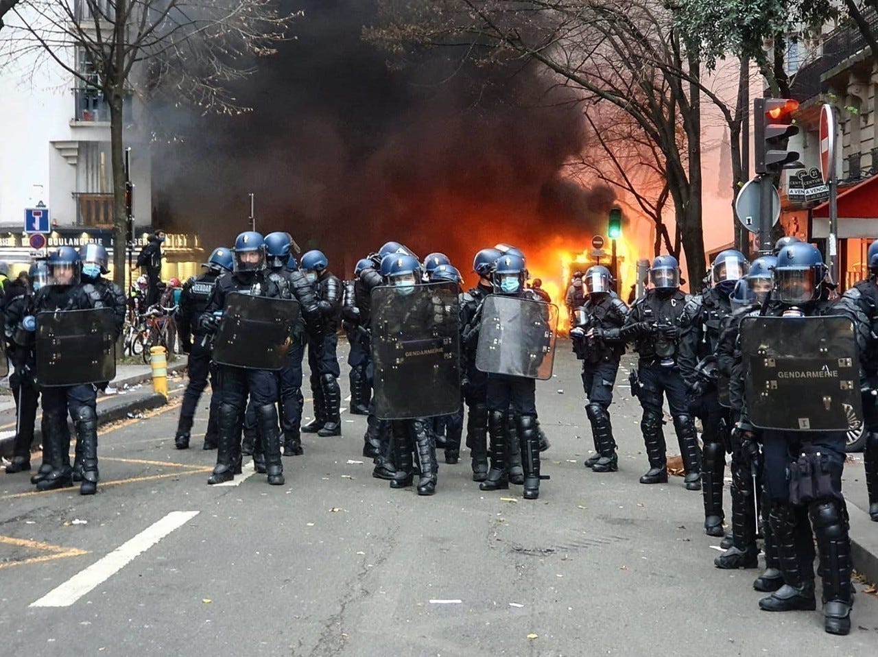 Acción policial en calles en llamas debido a los disturbios durante las manifestaciones contra el proyecto de ley relativa a la seguridad global el 5 de diciembre de 2020.