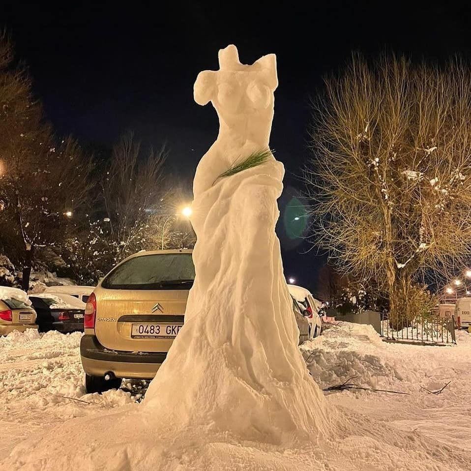 开 on Twitter | Venus de milo, Snow sculptures, Snow art