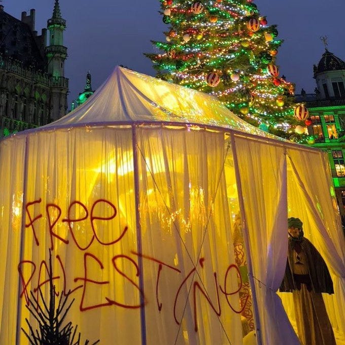 Seuraavana yönä seimiasetelman Jeesus-vauvan pää irrotettiin ja töhrittiin “Free Palestine” -tekstillä, jatkaen sarjaa vastaavia tekoja vuosilta 2017 ja 2024. Seuraavana yönä seimiasetelman Jeesus-vauvan pää irrotettiin ja töhrittiin “Free Palestine” -tekstillä, jatkaen sarjaa vastaavia tekoja vuosilta 2017 ja 2024.