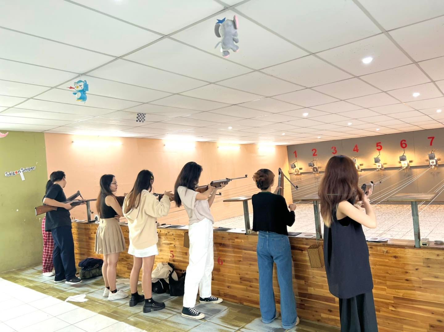 Cuối tuần làm gì ở TP.HCM: Thử 1 ngày hoá thân thành xạ thủ với bộ môn bắn  súng cực "ngầu"