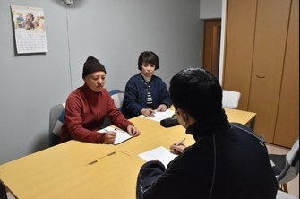 Au Japon, un homme victime de violences conjugals en consultation Au Japon, un homme victime de violences conjugals en consultation