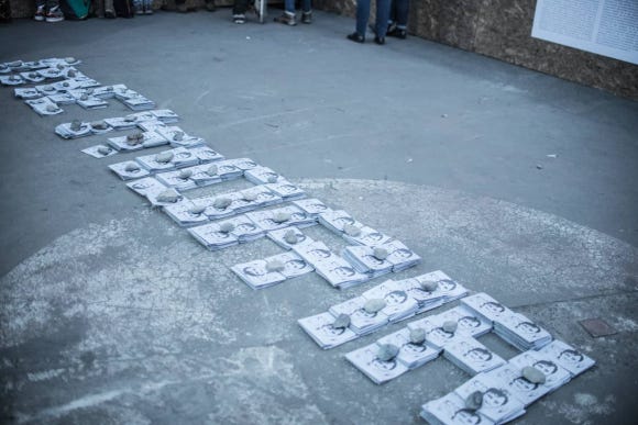 Imagen 1. Instalación de Manual de Desclasificación Popular. Centro Cultural Matucana 100, Santiago, 2015 Imagen 1. Instalación de Manual de Desclasificación Popular. Centro Cultural Matucana 100, Santiago, 2015