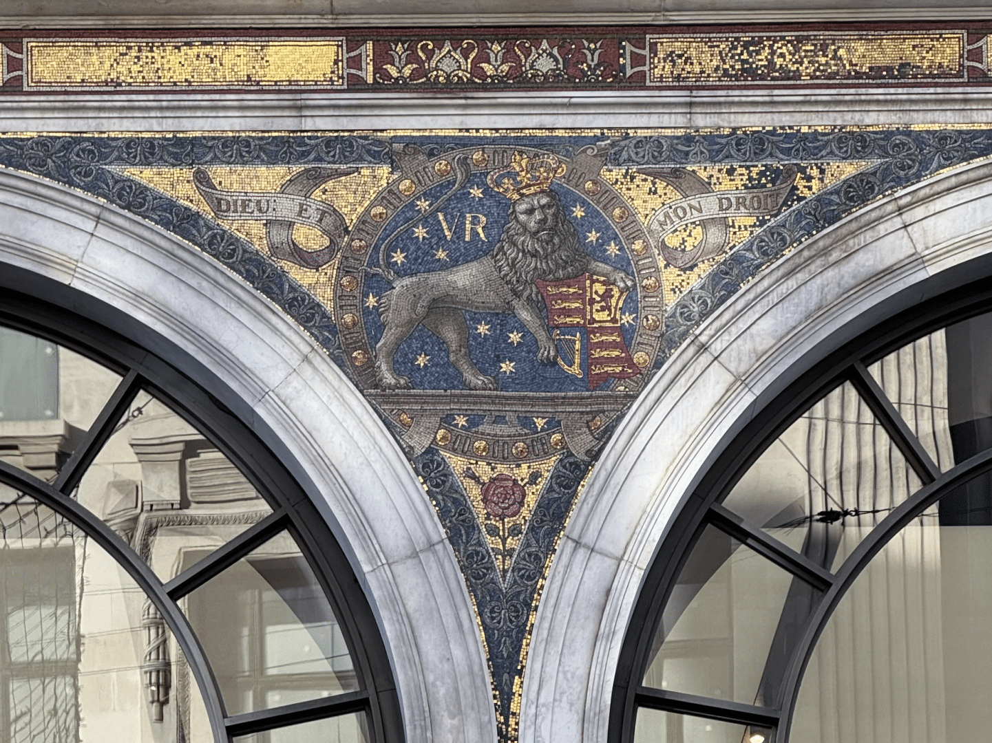Regent St. London 木製彫刻 A Hidden Detail Along Regent Street