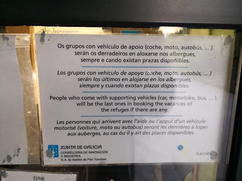 All’ingresso dell’ostello pubblico di O Cebreiro (2019)