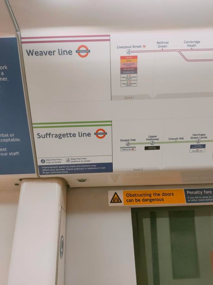 Foto della linea ferroviaria di Londra in cui si vedono le fermate di "Suffragette line" e "Lioness line"