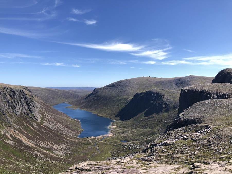A lake between mountains with blue sky

AI-generated content may be incorrect.