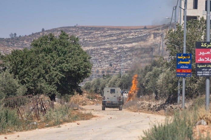 Et israelsk militærkjøretøy sett kort tid etter et bosetterangrep i den palestinske byen Turmus Ayya på Vestbredden, 26 juni 2025. (Oren Ziv) Et israelsk militærkjøretøy sett kort tid etter et bosetterangrep i den palestinske byen Turmus Ayya på Vestbredden, 26 juni 2025. (Oren Ziv)