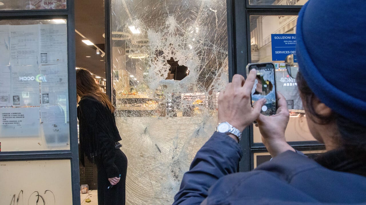 Milano, ancora scontri: vetrine sfondate, saccheggiato un supermercato