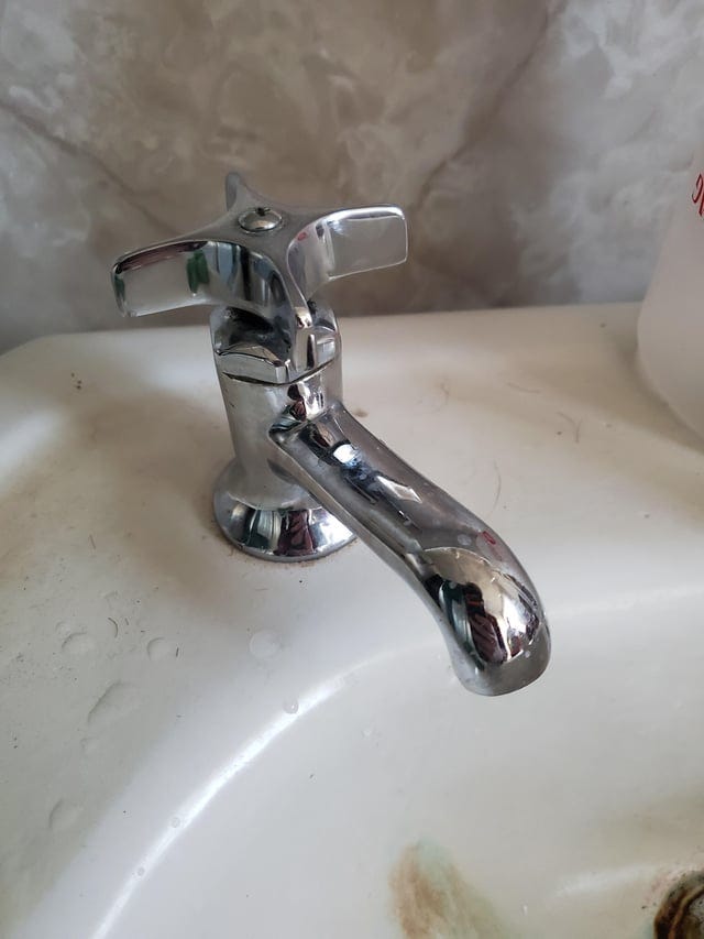 r/howto - a faucet on a sink