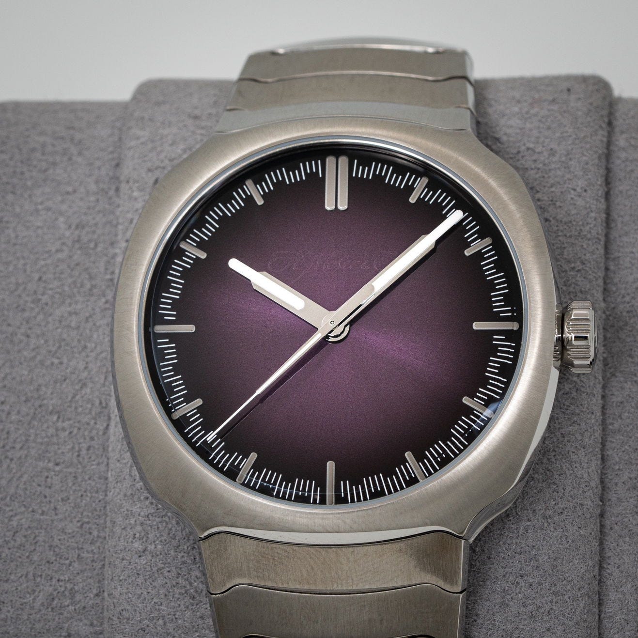 2026 H. Moser & Cie Streamliner Centre Seconds 40 Steel / Purple Haze Fumé / Bracelet 6201-1201 Listing Image 1 2026 H. Moser & Cie Streamliner Centre Seconds 40 Steel / Purple Haze Fumé / Bracelet 6201-1201 Listing Image 1
