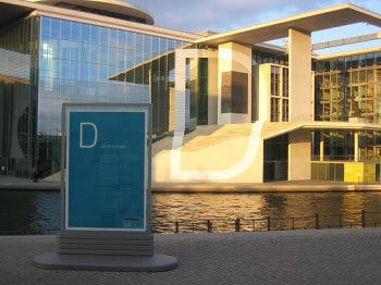 D wie Demokratie: Denkmal am Berliner Bundestag