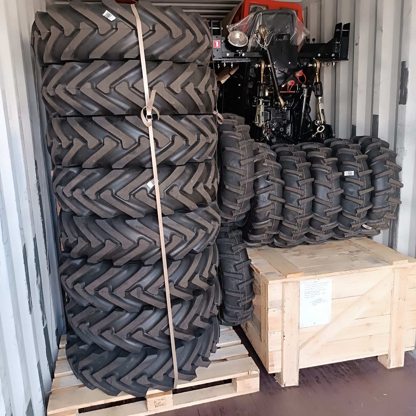El lote incluye todas las piezas necesarias, entre motores, llantas y otras partes, para que los tractores BELARUS-321M sean ensamblados El lote incluye todas las piezas necesarias, entre motores, llantas y otras partes, para que los tractores BELARUS-321M sean ensamblados
