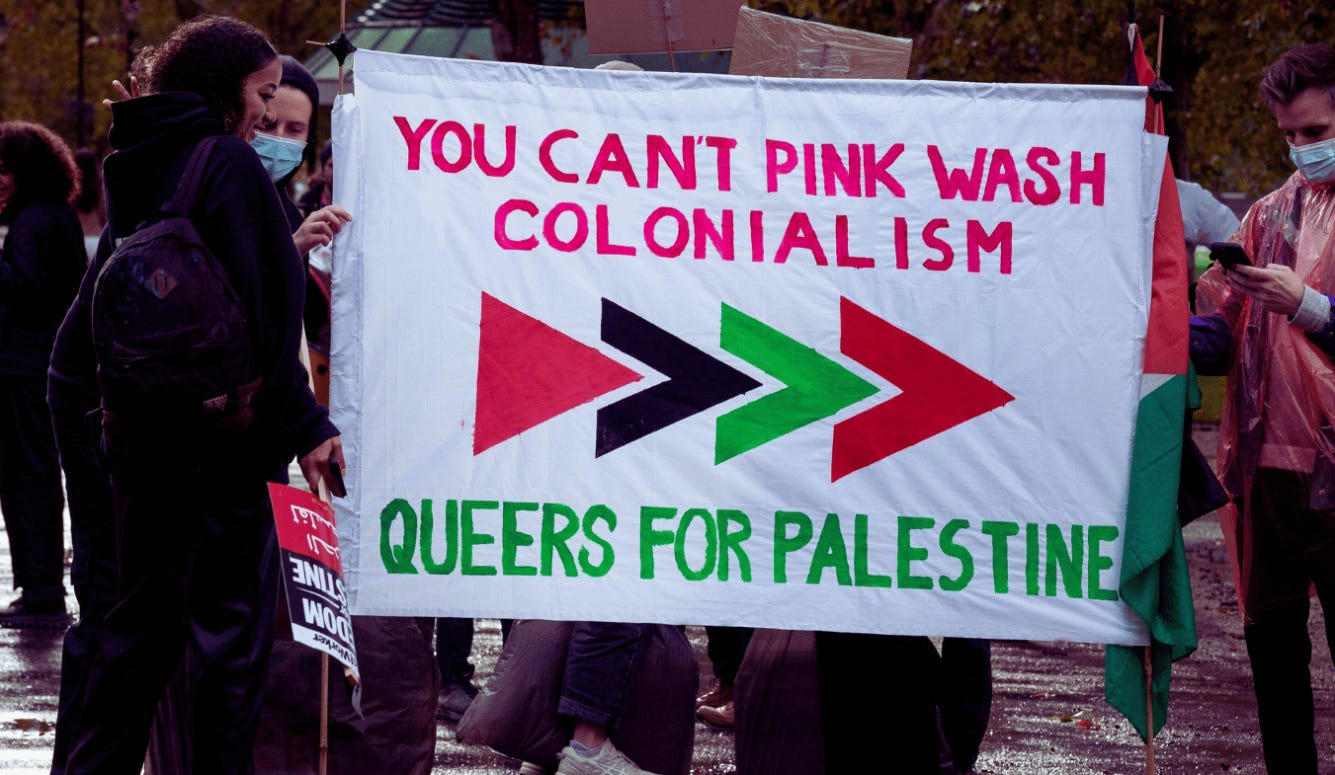 Tel Aviv on tunnettu LGBTQ-ystävällisenä kaupunkina, ja maa tarjoaa juridista suojaa samaa sukupuolta oleville pareille. Silti “aktivistit” syyttävät Israelia ”pinkwashingista” – eli oikeuksien käyttämisestä imagoparannukseen, mistä ei ole kyse – samalla kun he eivät vain hyväksy Gazan todellisuutta, vaan oikein tukevat sitä kaikkea, murhaamaan alueen seksuaali- ja sukupuolivähemmistöt itse esimerkiksi Suomesta käsin, lintukodosta. Mikään ei huuda kovempaa etuoikeutta.