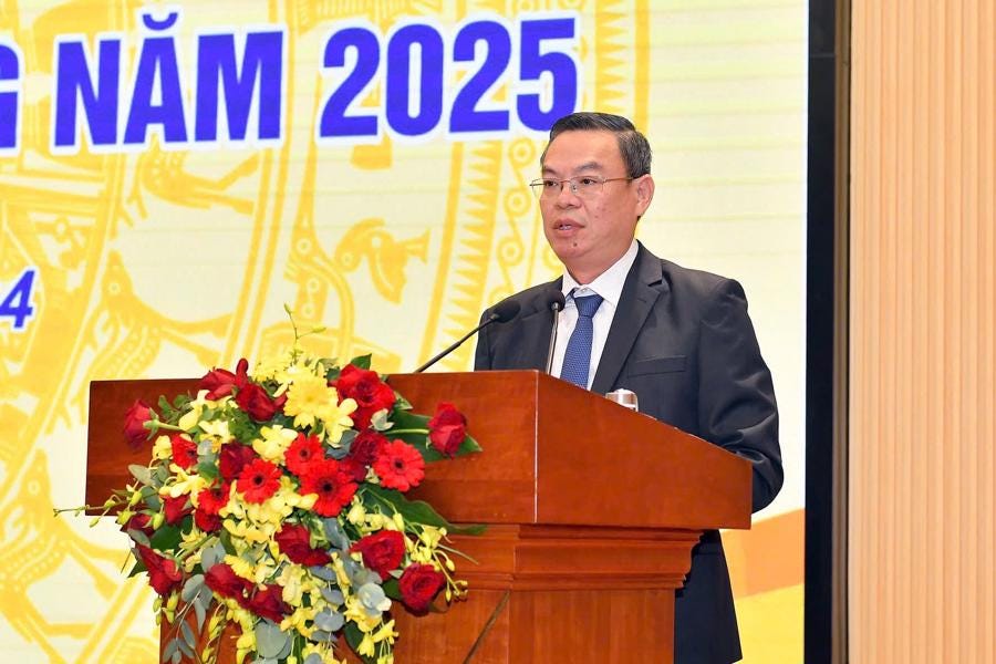 Ông Trần Minh Bình, Chủ tịch VietinBank: “Khi chuyển đổi số diễn ra một cách toàn diện thì rủi ro kèm theo cho các nghiệp vụ của ngân hàng, các giao dịch của ngân hàng là rất lớn. Đặc biệt, ngân hàng đứng trước nguy cơ cao bị tấn công. Trong khi ở Việt Nam hiện nay chưa có cơ chế bảo hiểm về thiệt hại về tài chính nếu các ngân hàng thương mại rơi vào hoàn cảnh này”. Ông Trần Minh Bình, Chủ tịch VietinBank: “Khi chuyển đổi số diễn ra một cách toàn diện thì rủi ro kèm theo cho các nghiệp vụ của ngân hàng, các giao dịch của ngân hàng là rất lớn. Đặc biệt, ngân hàng đứng trước nguy cơ cao bị tấn công. Trong khi ở Việt Nam hiện nay chưa có cơ chế bảo hiểm về thiệt hại về tài chính nếu các ngân hàng thương mại rơi vào hoàn cảnh này”.