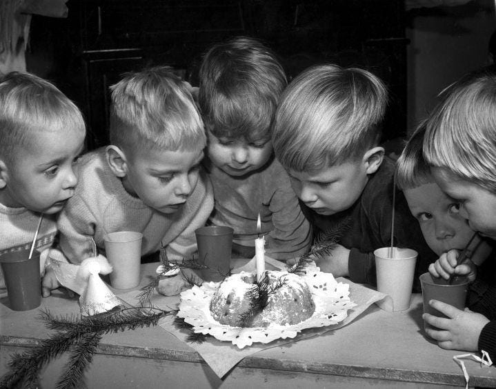 File:Kinderen rond kersttulband met kaars (3118322786).jpg