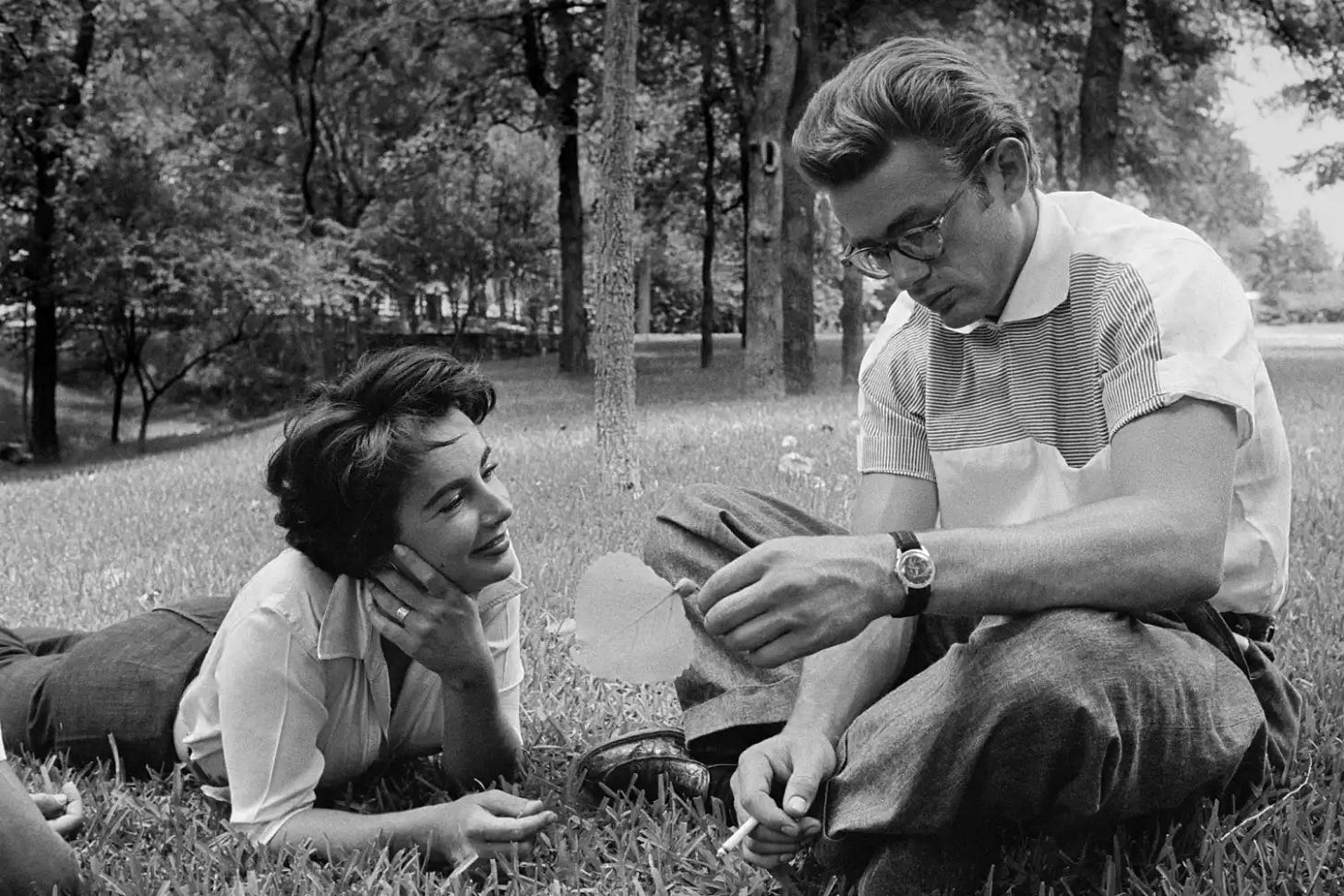Actor James Dean and actress Elizabeth Tayor take a weekend break during the filming of the movie "Giant" in JULY 4, 1955 in Dallas, Texas. 