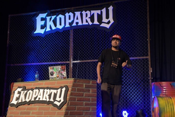 Erazo mostró pruebas de concepto de la vulnerabilidad. Foto: Flor Fernández