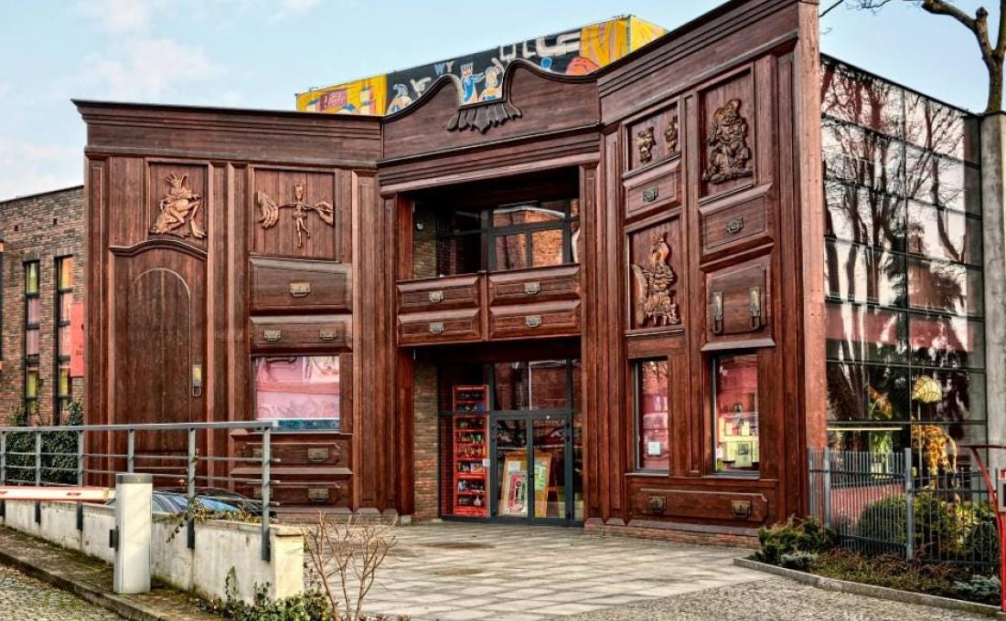 facciata del teatro delle marionette Baj Pomorski di Torun a forma di guardaroba