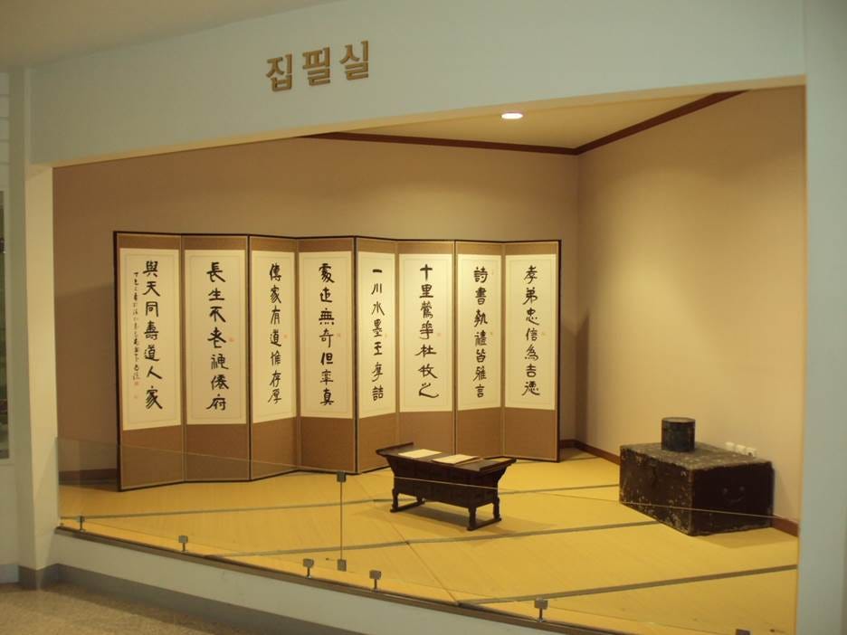A room with a screen and a bench

AI-generated content may be incorrect.