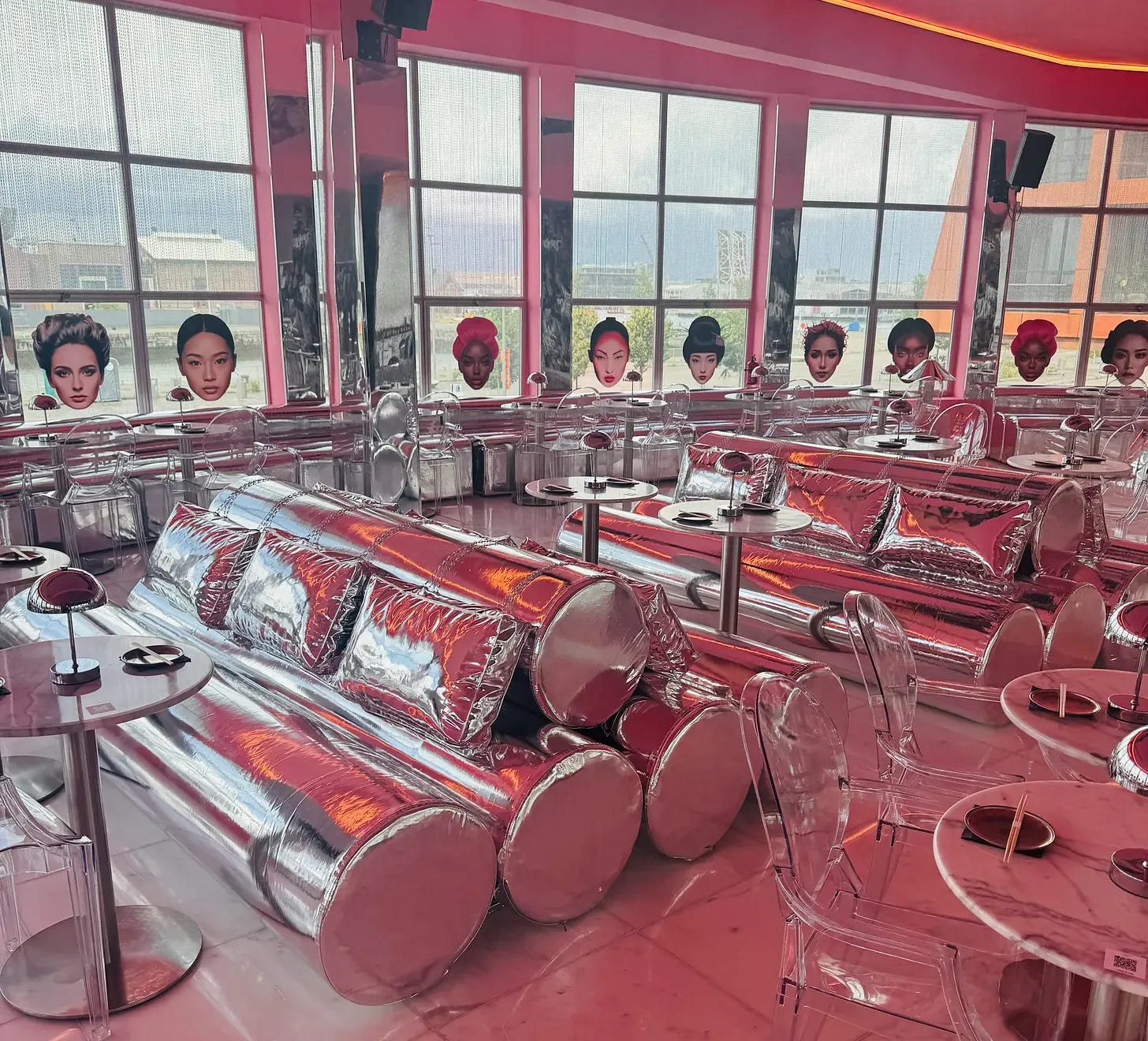 Flashy retro-interieur van een 'bad modern Japanese eatery’