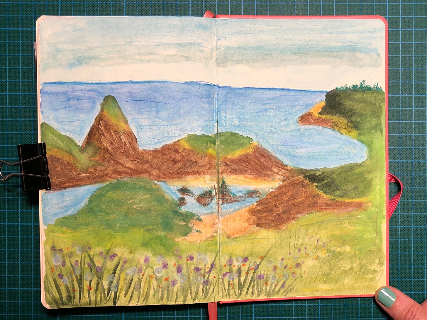 Photo d'une double-page de mon sketchbook : paysage de bord de mer aux Cornouailles.