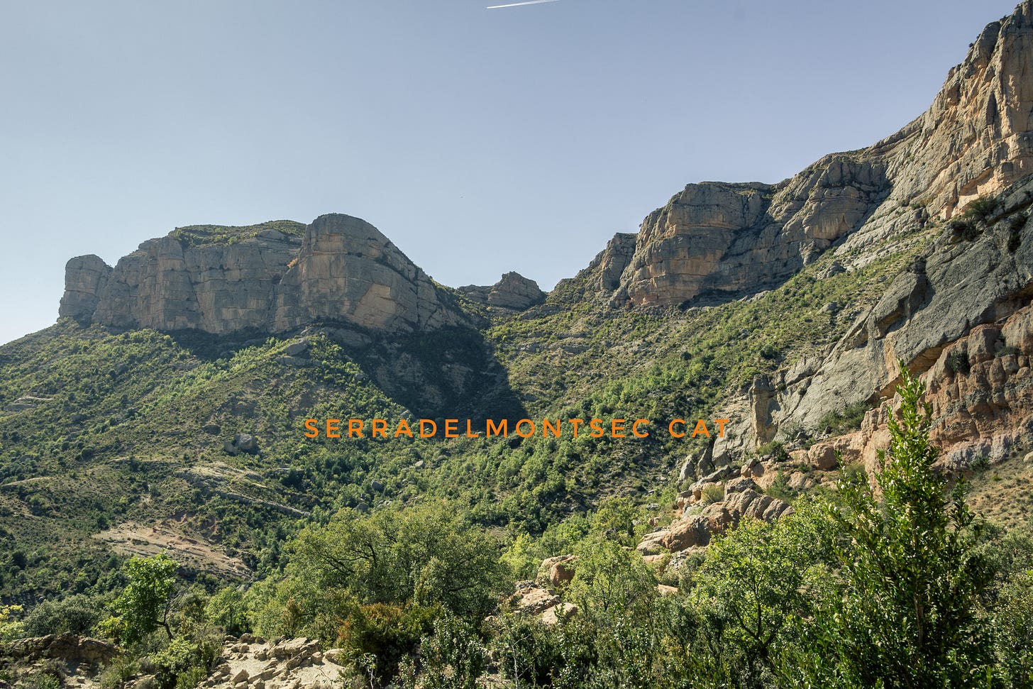 Els tallants enormes de l’espectacle rocós de la Serra del Cis, amb el pic de Brocoló de Canada, el pic de l'Aspra, Roca Cierera, Forat de Vent i la Collada del Grau just a sobre del llogarret de Soperuny. Areny de Noguera, Ribagorça d’Osca. Aragó.