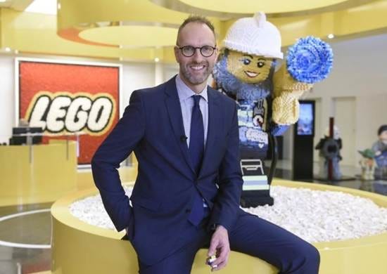 Ist möglicherweise ein Bild von 2 Personen, Legostein, Anzug und Text „LEGO“