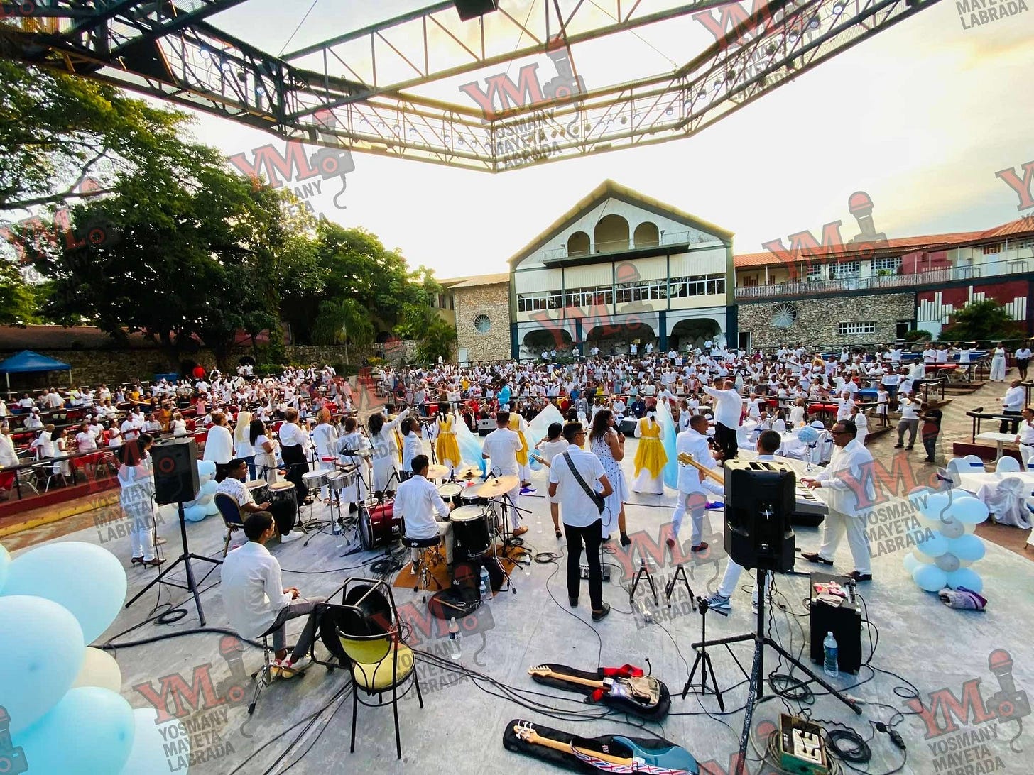 May be an image of one or more people, speaker, crowd and text that says 'MA MA LABRADA VM LABRA YOSMANY YOSMANY AYETA LABRADA VM MAY YOSMANY LA MAYETA BRADA YM SM YOSMANY YOSMAN MAKPAAA'