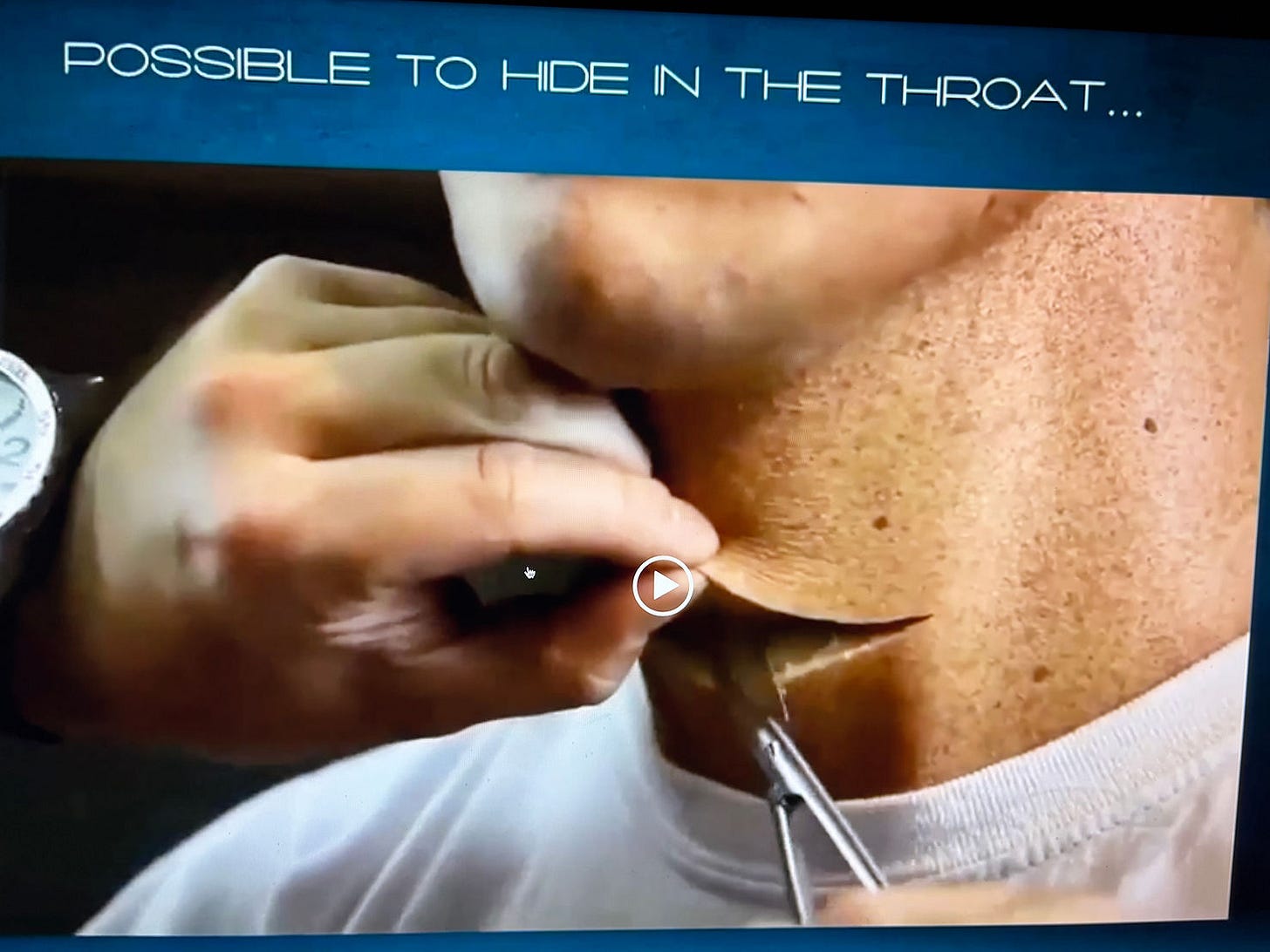 Démonstration d'une entaille dans un cou parfaitement réaliste en silicone pour y cacher une pochette de sang que l'on peut déclencher à distance