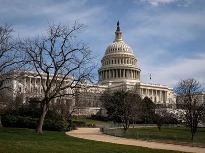 مبنى الكابيتول الأميركي في العاصمة واشنطن. وجه البيت الأبيض تعميماً داخلياً لكافة موظفيه، يحذرهم فيه من استغلال معلومات سرية لإجراء صفقات في الأسواق المالية - المصدر: بلومبرغ مبنى الكابيتول الأميركي في العاصمة واشنطن. وجه البيت الأبيض تعميماً داخلياً لكافة موظفيه، يحذرهم فيه من استغلال معلومات سرية لإجراء صفقات في الأسواق المالية - المصدر: بلومبرغ