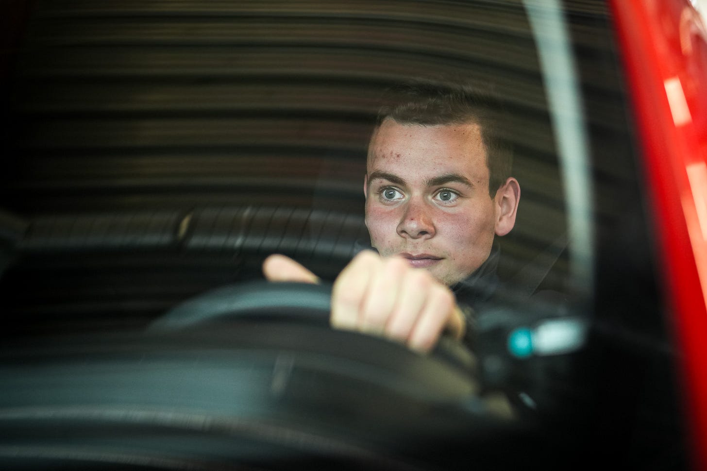 Tijs van Steeg in brandweerauto - Foto: Joshua Noteboom