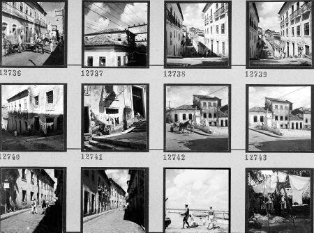 mais provas de impressões numeradas de fotografias, principalmente com imagens de casarões, vida urbana, roupas estentidas no varal